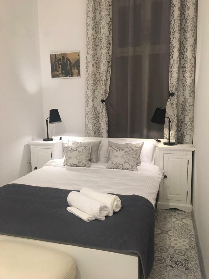 Old Cracow Apartments Krakow Luaran gambar